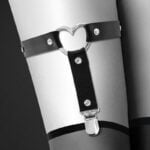 Гартер на ногу Bijoux Pour Toi - WITH HEART Black, сексуальна підв'язка із серцем, екошкіра (SO2222)